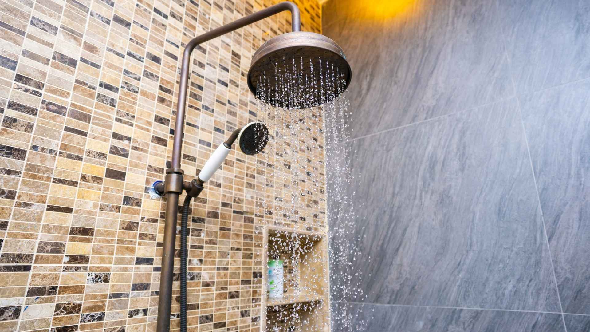 כיצד לבחור את הגודל הנכון מקלחון סטנדרטית לשירותים שלך